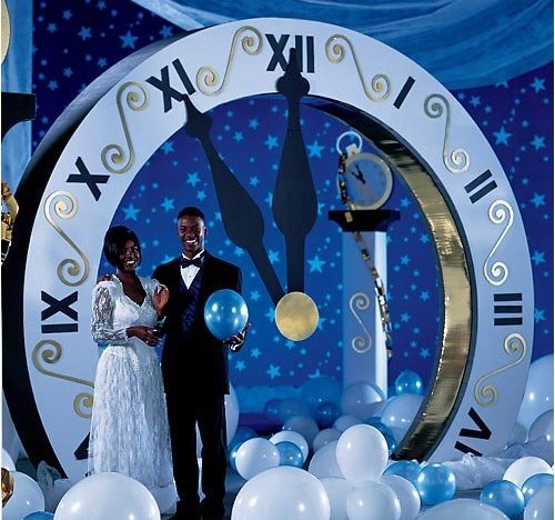 new-years-decorations-enchanted-clock-arch